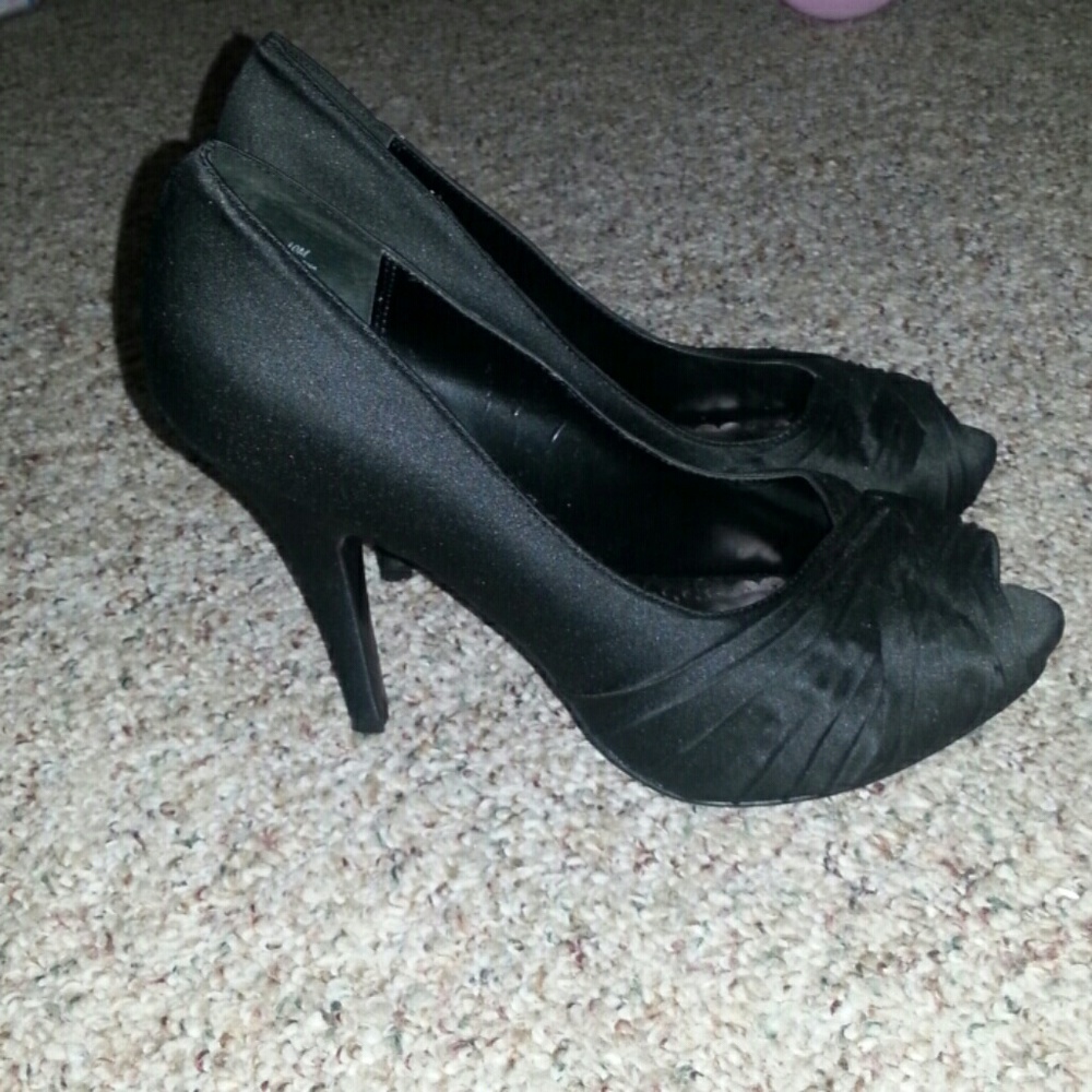 Lulu Townsend black satin peep toe heel